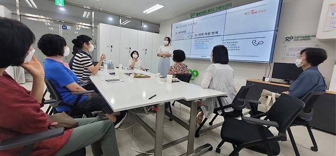 SKT AI 돌봄서비스 서울 성동구 성수동 행복커넥트 ICT 관리센터에서 진영하 심리상담사(서있는 사람)와 현장 케어 매니저들이 회의를 하고 있는 모습 [SKT 제공. 재판매 및 DB 금지]