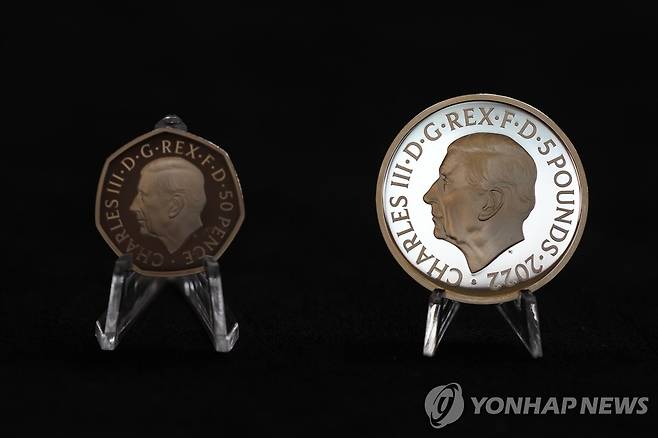 영국 새 국왕 찰스 3세 기념주화  [AP 연합뉴스 자료사진. 재판매 및 DB 금지]