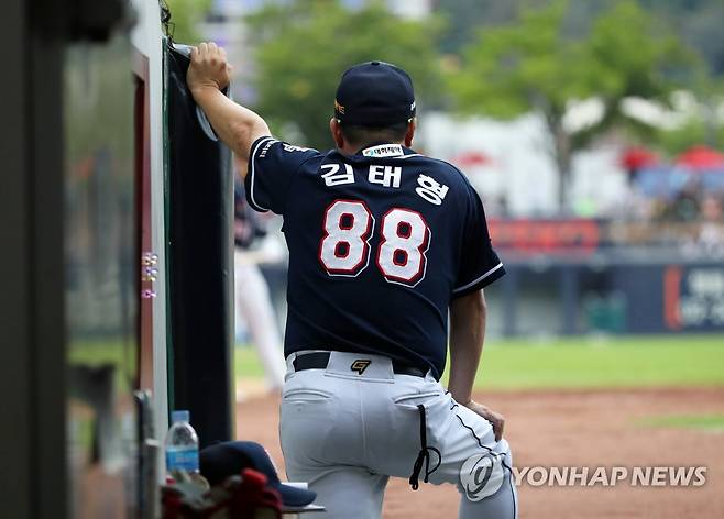 경기 지켜보는 김태형 감독 [연합뉴스 자료사진]