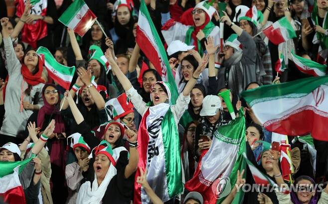 2019년 카타르 월드컵 2차 예선 이란-캄보디아전을 관람하는 이란 여성팬들 [EPA=연합뉴스 자료사진]