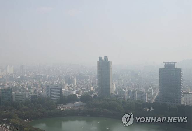 미세먼지로 뿌연 서울 하늘 (서울=연합뉴스) 이재희 기자 = 미세먼지 농도 '나쁨'을 보인 29일 서울 도심이 뿌옇게 보이고 있다. 2022.9.29 scape@yna.co.kr