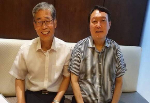 지난해 윤석열 당시 대선 예비후보와 함께 있는 신평 변호사. (사진=신평 변호사 제공)