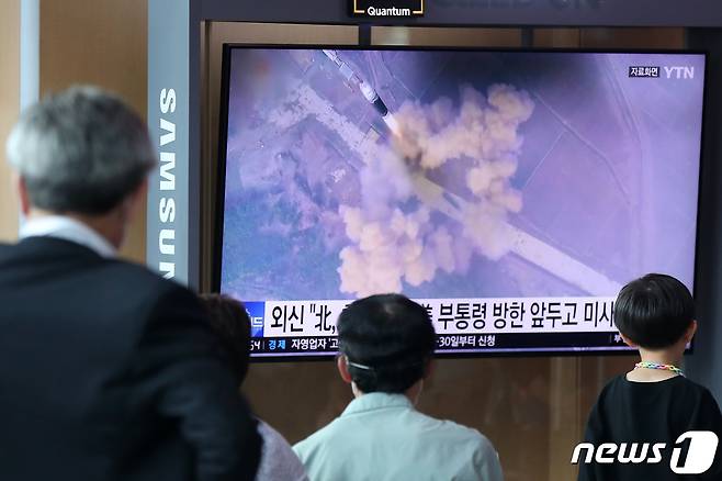 지난 25일 서울 중구 서울역 대합실에서 시민들이 북한의 탄도미사일 발사 소식을 TV를 통해 지켜보고 있다.  2022.9.25/뉴스1 ⓒ News1 민경석 기자