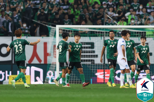 전북 한교원(왼쪽에서 두 번째)이 1일 포항전에서 득점 후 기뻐하고 있다. 제공 | 한국프로축구연맹