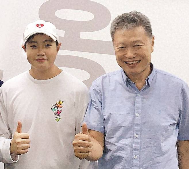 서울성모병원에 2000만원을 기부한 임재화씨(오른쪽)와 그 아들 경묵씨. /임재화씨