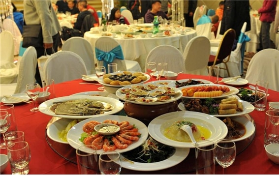 <윈난(雲南)성 쿤밍(昆明)시 한 연회장 풍경. 이 테이블에서는 아무도 식사를 하지 않아서 결국 차려진 음식이 모두 쓰레기가 되었다.  사진 /https://theworld.org/stories/2013-02-08/incredible-waste-chinese-banquets>