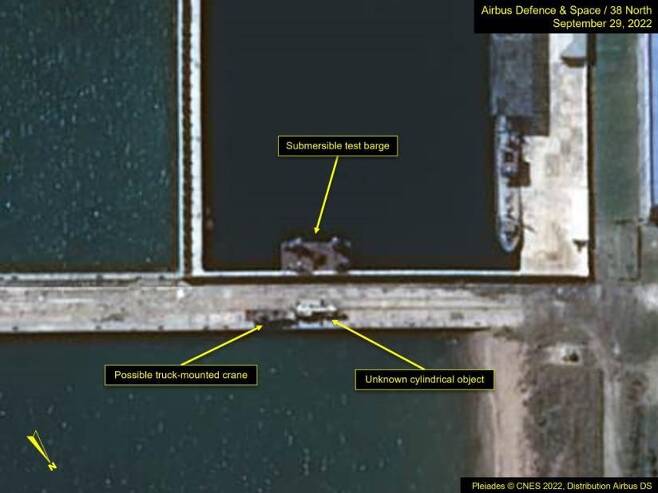 민간위성업체가 지난달 29일 촬영한 북한 신포조선소 사진에 SLBM과 유사한 원통형 물체가 포착됐다. /에어버스 DS/38노스