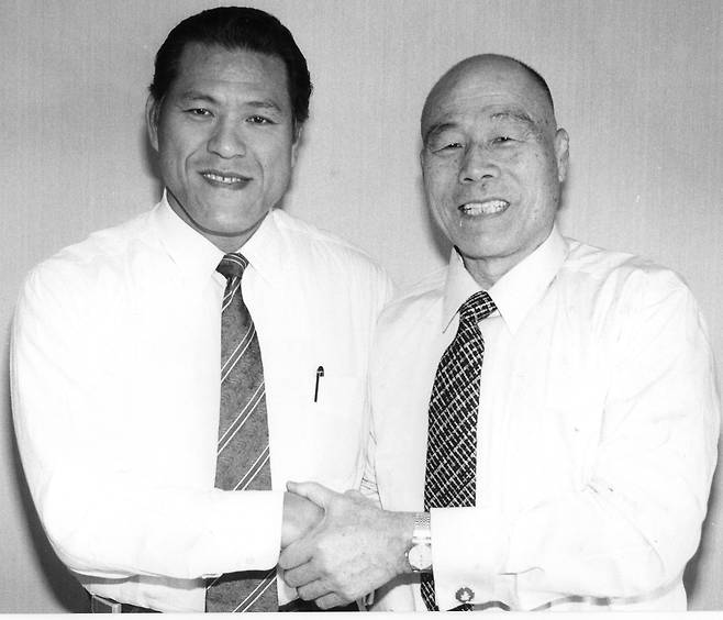 1993년 2월25일 전 프로레슬러 김일(오른쪽)과 안토니오 이노키가 15년만에 서울에서 만나 회포를 풀고 있다./전기병 기자