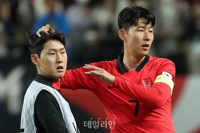 27일 서울 마포구 서울월드컵경기장에서 열린 하나은행 초청 국가대표 친선경기 대한민국 대 카메룬전에서 경기를 마치고손흥민이 이강인을 격려하고 있다. ⓒ 뉴시스
