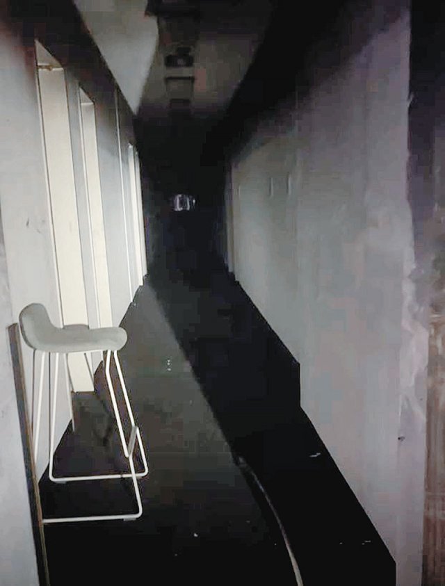 화재 후 촬영된 대전 유성구 현대프리미엄아울렛 지하 1층 격실의 모습. 좁은 통로 양측으로 170여 개의 격실이 있었던 것으로 조사됐다. 독자 제공 영상 캡처