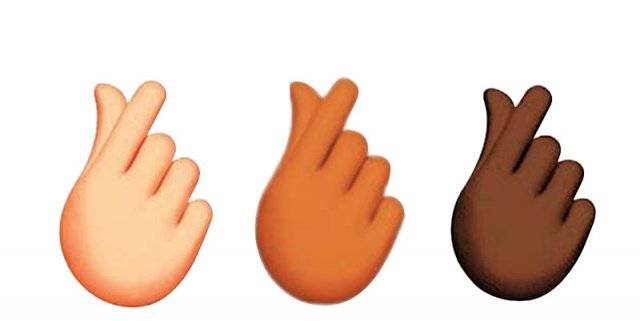 유니코드 컨소시엄이 올해 새로 추가 등록한 ‘손가락 하트’ 이모티콘. 엄지와 검지를 붙여 만든 손가락
 하트는 한국에서 처음 만들어졌다. 케이팝 아이돌 그룹의 팬들 사이에서 처음 유행한 이 포즈는 최근 세계적으로 유행하고 있다. 
해당 제스처를 형상화한 이모티콘은 올해 추가된 이모티콘 31개 가운데 두 번째로 많이 사용되고 있다고 한다. 유니코드협회 제공