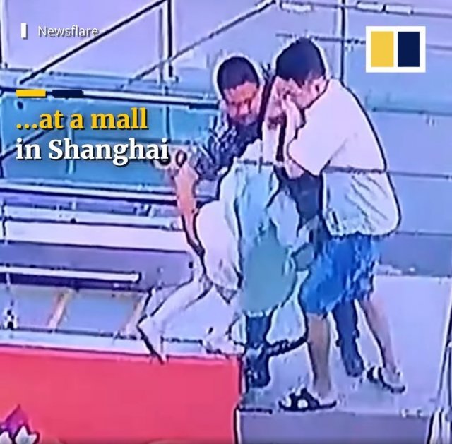 B 양 구조 당시 쇼핑몰 폐쇄회로(CC)TV 화면. SCMP 페이스북 갈무리