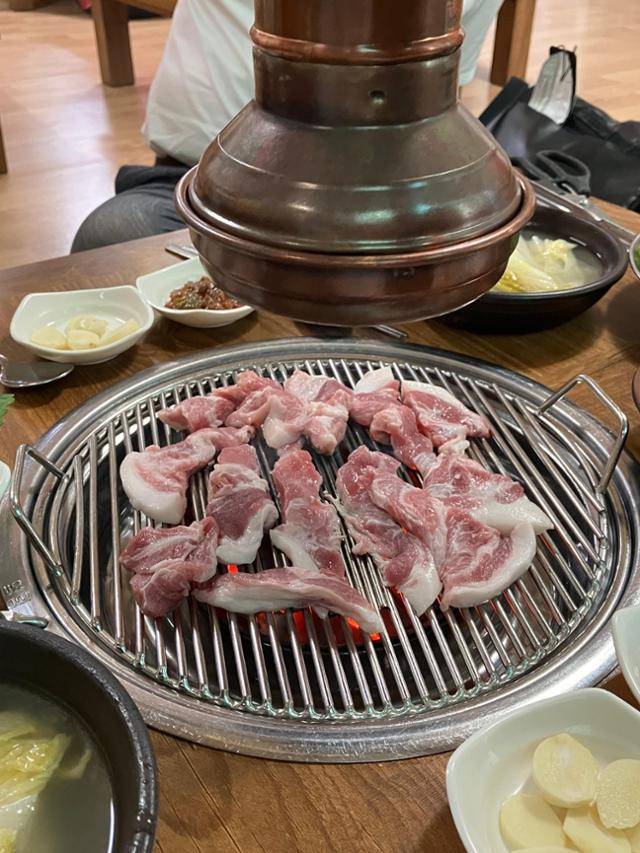 돼지 뒷목살, 일명 ‘꼬들살’. 식어도 맛있다. 멸치젖으로 만든 양념장에 찍어먹으면 별미 중의 별미다. 김민규 기자