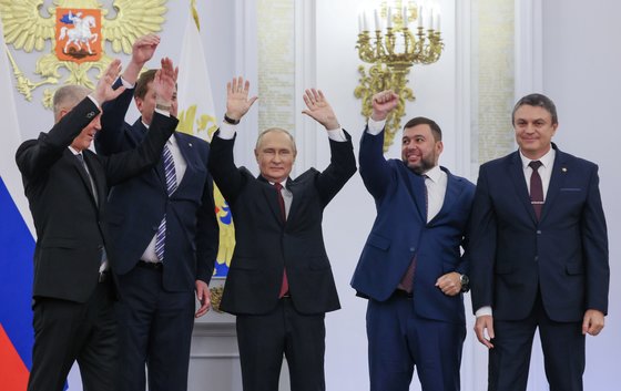 우크라이나 내 러시아 점령지의 친러 행정부 수장 4명이 푸틴 대통령(오른쪽에서 세번째)과 함께 병합을 축하하고 있다. AP=연합뉴스