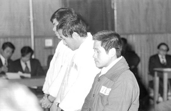 대마초 흡연 사건 재판을 받고 있는 신중현. 징역 1년6월에 집행유예 3년을 선고받았다. 중앙포토