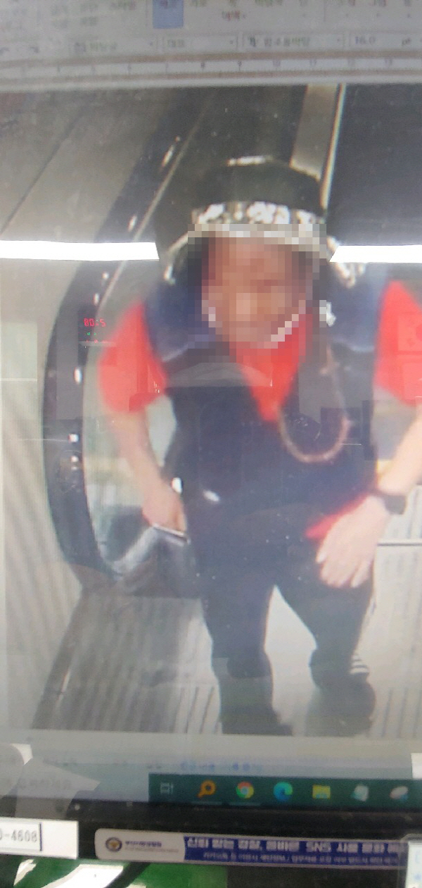 지하철 CCTV에 찍힌 A씨의 모습. 부산교통공사