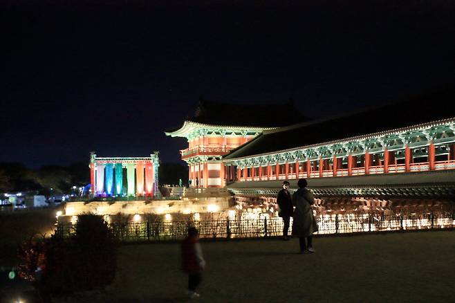 Visitors take photos with Woljeonggyo Bridge at the last year's Cultural Heritage Night Tour in Gyeongju, North Gyeongsang Province. (Gyeongju City)