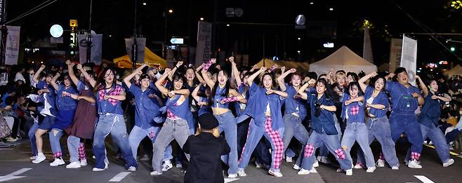 Dancers perform during the opening ceremony of "Welcome Daehakro" in Hyehwa-dong, Jongno-gu, Seoul, Sept. 24. (Ministry of Culture, Sports and Tourism)