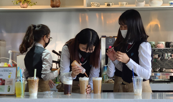 인천여상 나래관 카페에서 봉사하는 학생들이 점심시간에 음료를 만들고 있다.