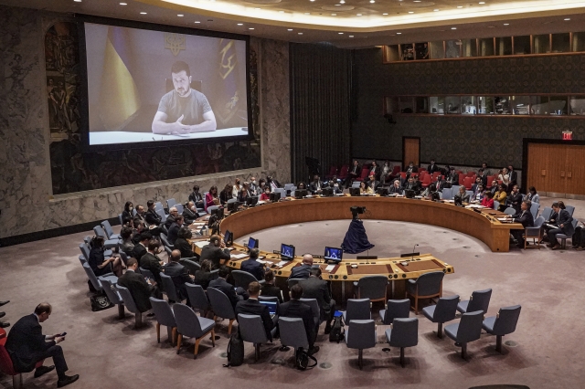 볼로디미르 젤렌스키 우크라이나 대통령이 27일(현지시간) 미국 뉴욕의 유엔본부에서 열린 유엔 안전보장이사회(안보리)에 화상으로 참석해 연설하고 있다. AP연합뉴스