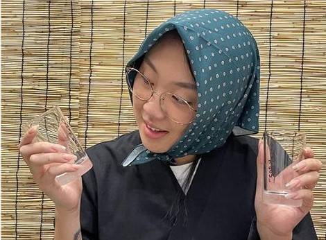 사랑의열매 연중광고 모델 겸 래퍼 이영지가 ‘합법적 망나니 컵’을 들고 있다. 사랑의열매 제공