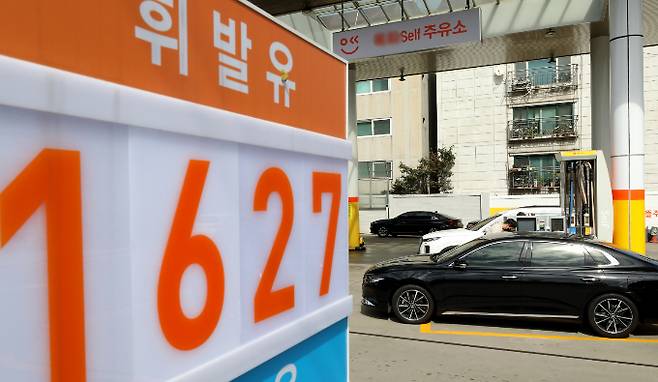 국내 휘발유 및 경유 판매 가격이 각각 3주, 2주 연속 하락했다. 사진은 서울시내 한 셀프주유소. /사진=뉴스1