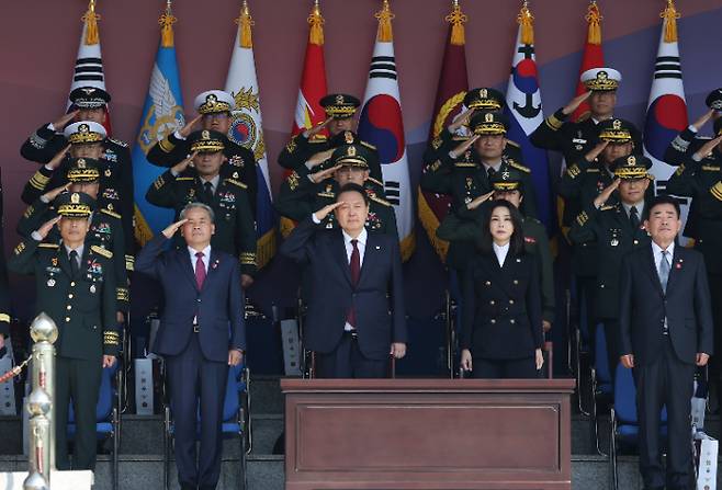 윤석열 대통령이 1일 오전 충남 계룡대 대연병장에서 열린 건군 '제74주년 국군의 날' 기념식에서 장병들의 경례에 거수경례로 답하고 있다. 연합뉴스