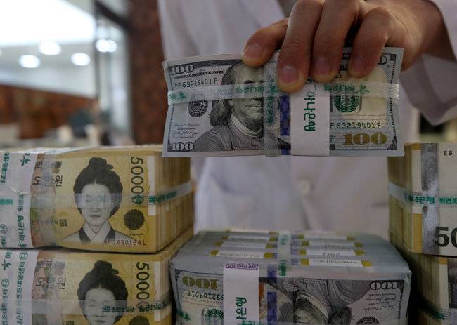 원·달러 환율이 13년 6개월여 만에 1400원을 돌파한 9월 22일 서울 중구 하나은행 위변조대응센터에서 직원이 달러화를 정리하고 있다. [송은석 동아일보 기자]