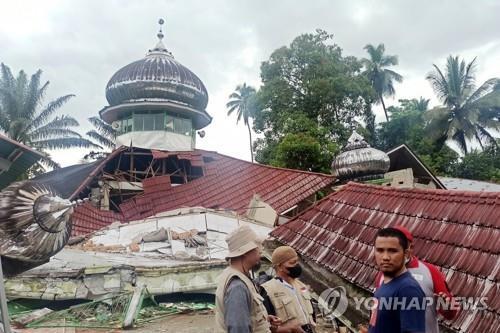 지난 2월 지진으로 무너진 인도네시아 서수마트라 지역 건물 [AP 연합뉴스 자료사진. 재판매 및 DB 금지]