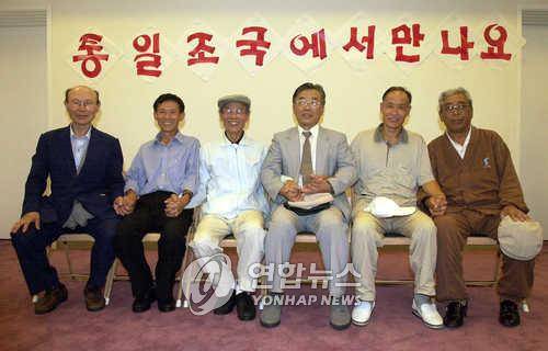 비전향 장기수 환송식 기념 촬영이여  (대전=연합뉴스) 2000년 9월 2일 북한으로 환송된 비전향 장기수들이 대전 기독교 봉사회관 대강당에서 기념촬영을 하고 있다. (왼쪽부터) 한장호·최수일·최선묵·김용수·함세환·김명수 씨. [연합뉴스 자료사진]