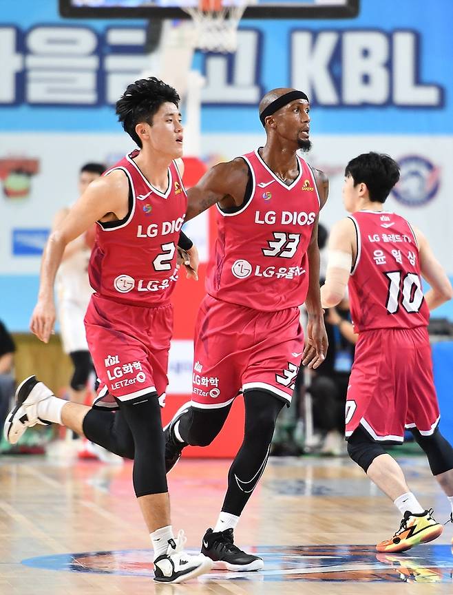 19분 만에 14점을 넣어 대승에 일조한 이승우(왼쪽) [KBL 제공. 재판매 및 DB금지]