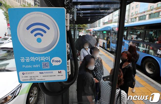 24일 오후 서울 강남역 인근 한 버스정류장에 공공와이파이가 설치돼있다. . 2021.8.24/뉴스1 ⓒ News1 김진환 기자