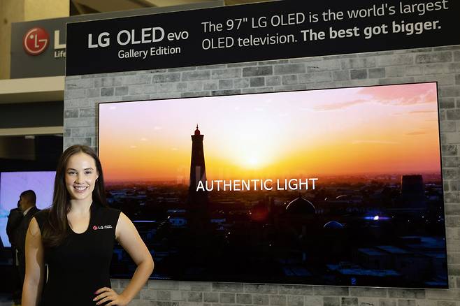 LG전자가 미국 댈러스에서 열린 영상가전 전시회 CEDIA 2022에 참가해 혁신 TV 신제품을 대거 소개했다. LG전자 모델이 최근 북미 시장에 출시된 97형 올레드 TV를 소개하고 있다.(사진제공=LG전자)