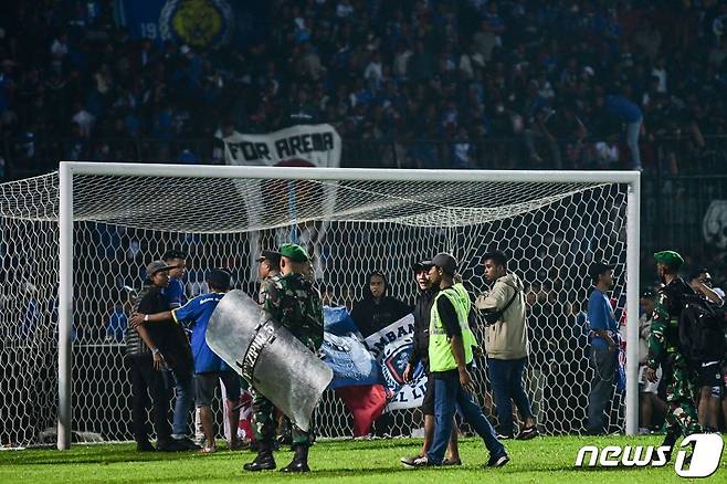 1일(현지시간) 인도네시아 축구 경기장에서 팬들이 난입해 125명이 사망하는 '최악의 참사'가 벌어졌다. ⓒ AFP=뉴스1 ⓒ News1 이종덕 기자