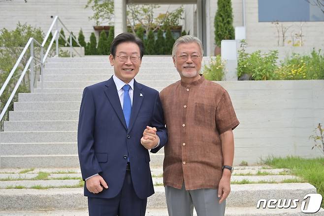 문재인 전 대통령과 이재명 더불어민주당 신임 당대표가 29일 경남 양산시 하북면 평산마을 사저에서 기념 촬영을 하고 있다. (더불어민주당 제공) 2022.8.29/뉴스1