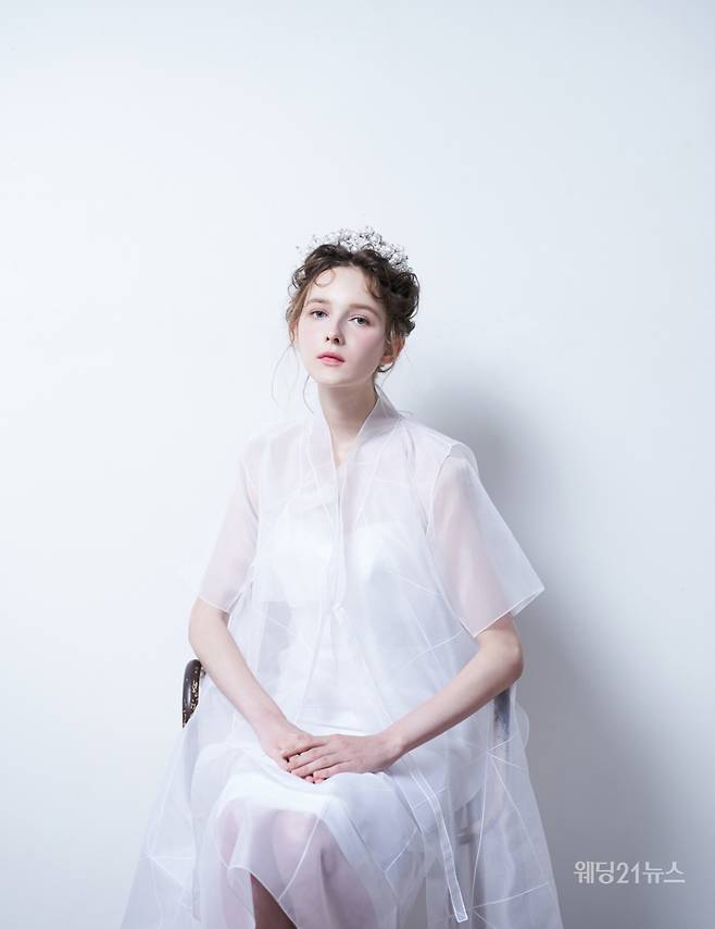 사진 : 웨딩드레스 한드레시아, 에디터 조윤예, 포토그래퍼 김보하(더써드마인드), 헤어 박수영 김나연 메이크업 전미영 정한별(비기닝), 모델 아눅, 제품협찬 로제블랑