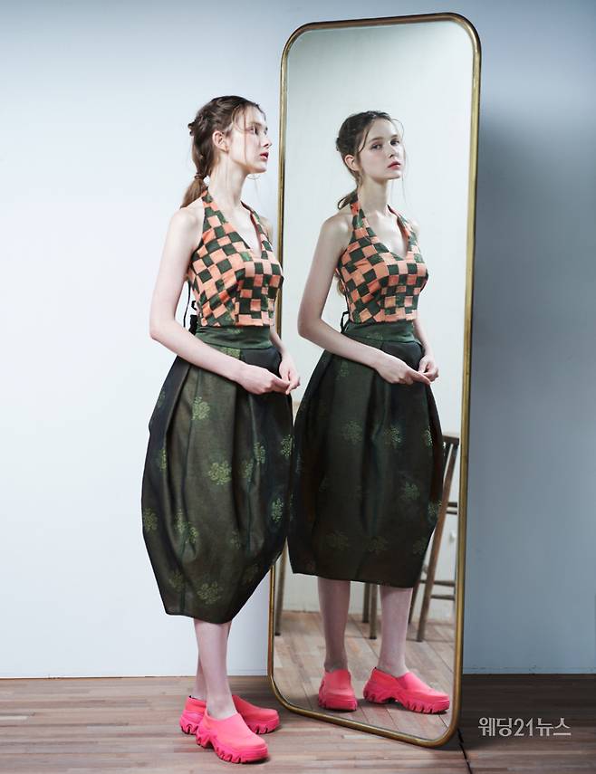 사진 : 웨딩드레스 한드레시아, 에디터 조윤예, 포토그래퍼 김보하(더써드마인드), 헤어 박수영 김나연 메이크업 전미영 정한별(비기닝), 모델 아눅, 제품협찬 로제블랑