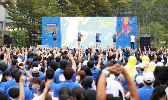 2일 서울 송파구 잠실에서 '스타일런' 참가자들이 러닝 전 준비운동을 하고있다.