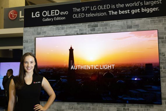 LG전자 모델이 미국 댈러스에서 열린 영상가전 전시회 CEDIA 2022에 참가해 최근 북미 시장에 출시된 97형 올레드 TV를 소개하고 있다. LG전자 제공