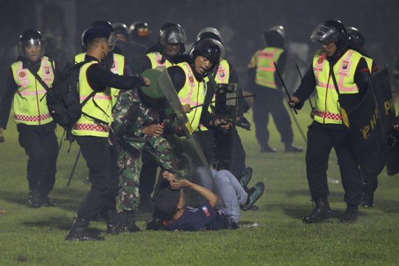 축구장 보안요원들이 팬으로 보이는 사람을 진압하고 있다. /AP 뉴시스