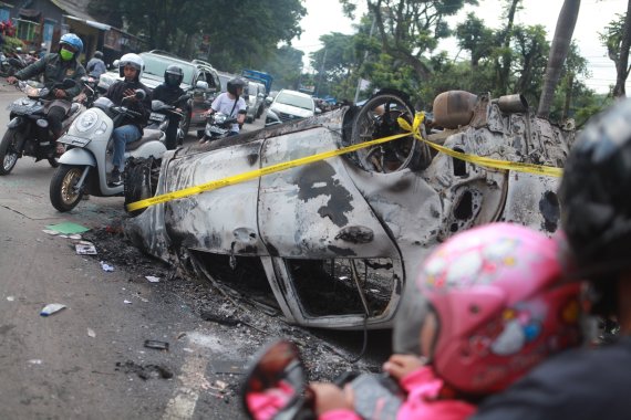 2일 인도네시아 동부 자바 주 말랑의 칸주루한 경기장 밖에서 불에 탄 자동차의 잔해들. /신화통신 연합뉴스