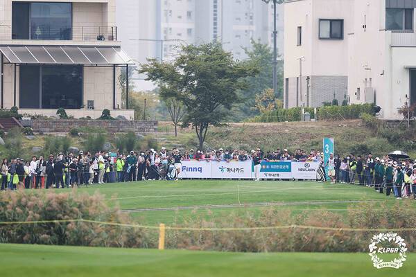2022년 한국여자프로골프(KLPGA) 투어 하나금융그룹 챔피언십 우승을 차지한 김수지 프로가 갤러리들이 운집한 최종라운드 3번홀에서 티샷을 하는 모습이다. 사진제공=KLPGA