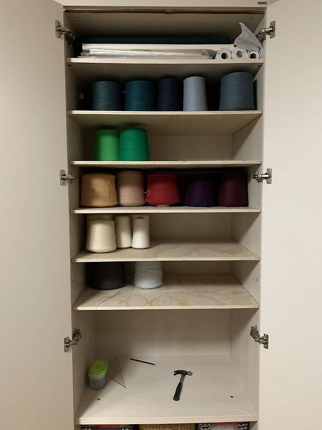 슬기로운 유지보수 생활. 붙박이장에 선반 5개를 달았다. 구둘래 기자