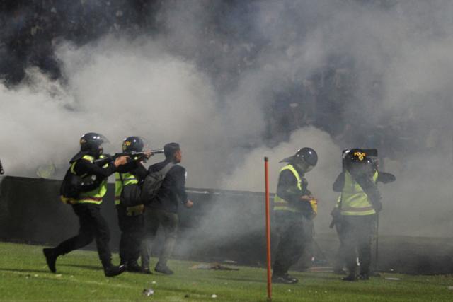 1일 인도네시아 동부자바주(州) 말랑의 칸주루한 스타디움에서 열린 아레마 FC와 페르세바야 수라바야 팀의 경기가 끝난 직후 현지 경찰이 서포터즈를 향해 최루탄을 발사하고 있다. 말랑=로이터 연합뉴스