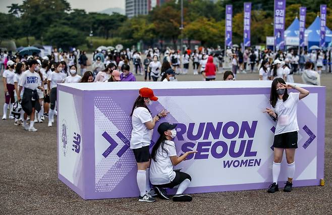 출발 전 기념사진 찍는 참가자들. 뉴시스