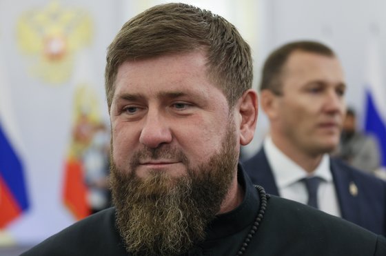 람잔 카디로프 체첸 자치공화국 정부 수장이 지난달 30일 러시아 모스크바에서 열린 우크라이나 동부 4개지역 합병 선포 행사에 참석한 모습. 카디로프 수장은 “우크라이나 전쟁에서 저위력 핵무기를 사용하는 등 더 과감한 조처를 해야 한다”고 주장했다. AP=연합뉴스