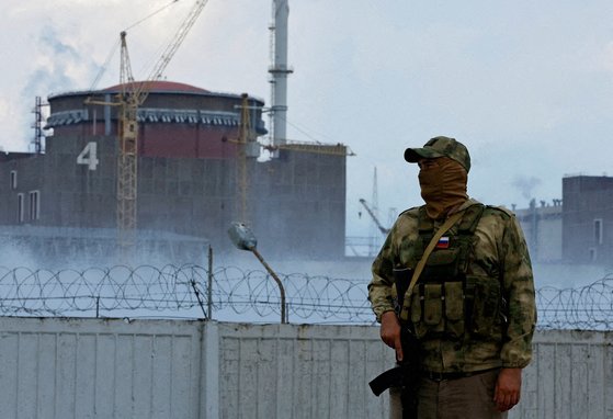 지난달 4일 우크라이나 자포리자 원전 인근에서 러시아 국기를 붙이고 있는 경비병이 보초를 서고 있다. 로이터=연합뉴스