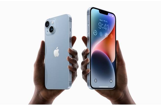 아이폰14 시리즈 중 기본 모델인 ‘아이폰14’(왼쪽)와 ‘아이폰14플러스’ . 애플 제공