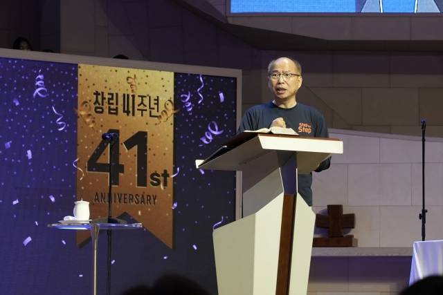 김병삼 경기도 성남 만나교회 담임목사가 2일 교회 창립 41주년 기념예배에서 ‘우리 교회가 믿는 것, 그래서 우리가 하는 것’이라는 제목의 설교를 통해 유산 기부의 중요성을 설명하고 있다. 만나교회 제공