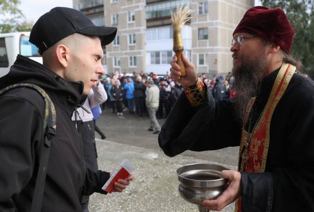 러시아정교회의 한 사제가 지난 28일 러시아 중부의 한 도시의 입영사무소에서 동원령에 따라 징집된 남성에게 축복 기도를 하고 있다. 연합뉴스